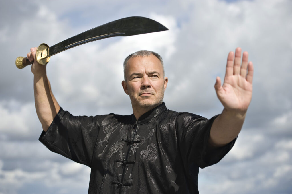 Torben Rif med kinesisk sabel i Tai Chi-stilling