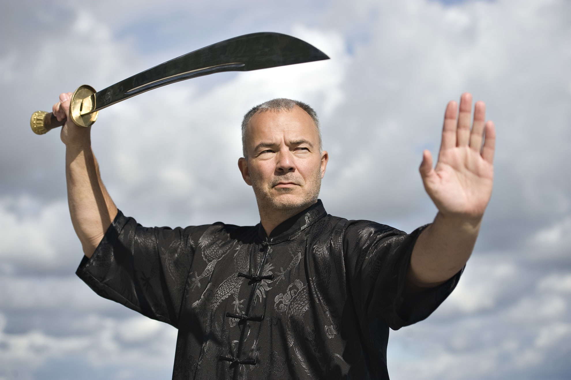 Torben Rif med kinesisk sabel i Tai Chi-stilling