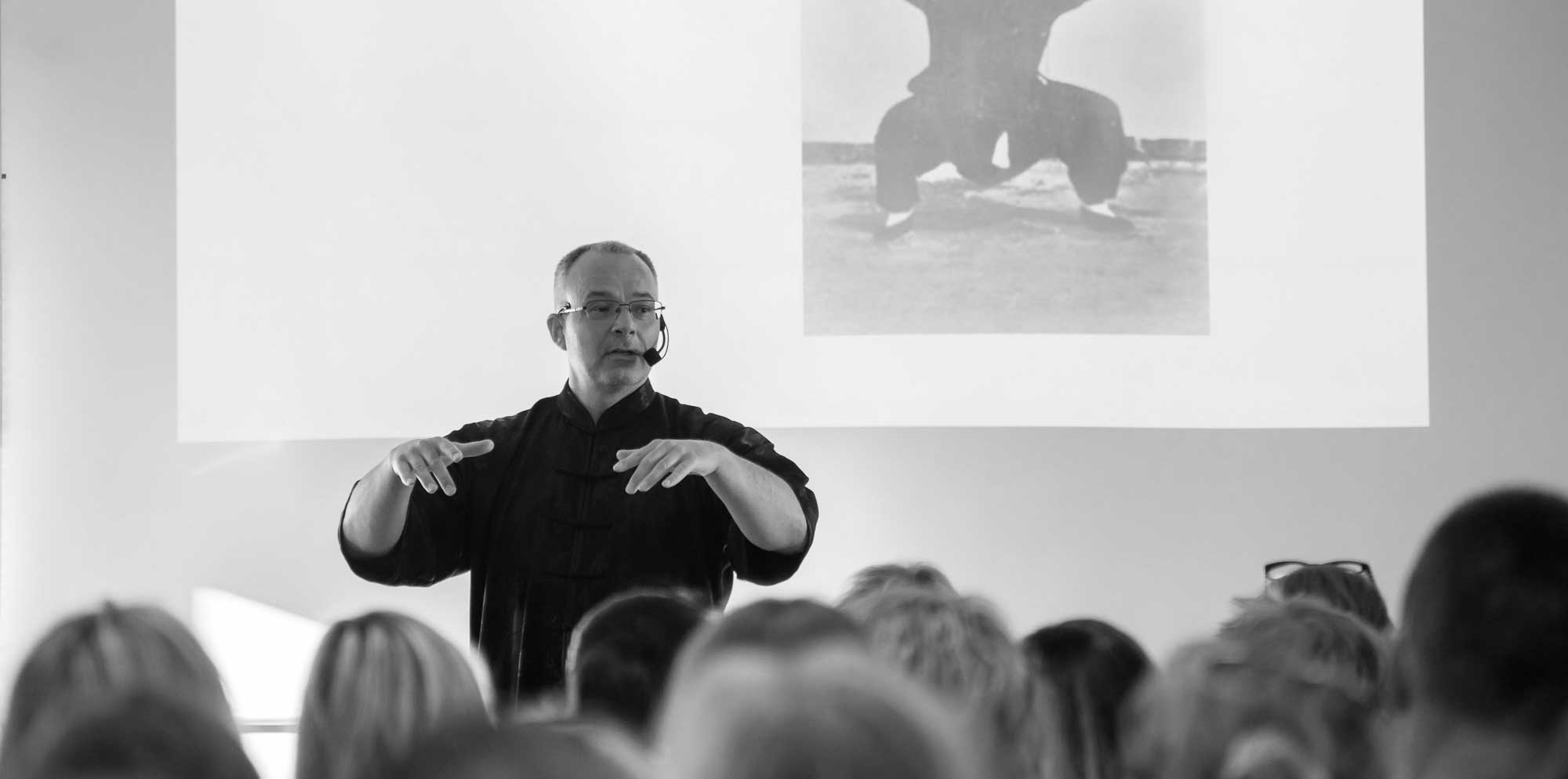 Torben Rif underviser i Tai Chi og Qigong foran et publikum