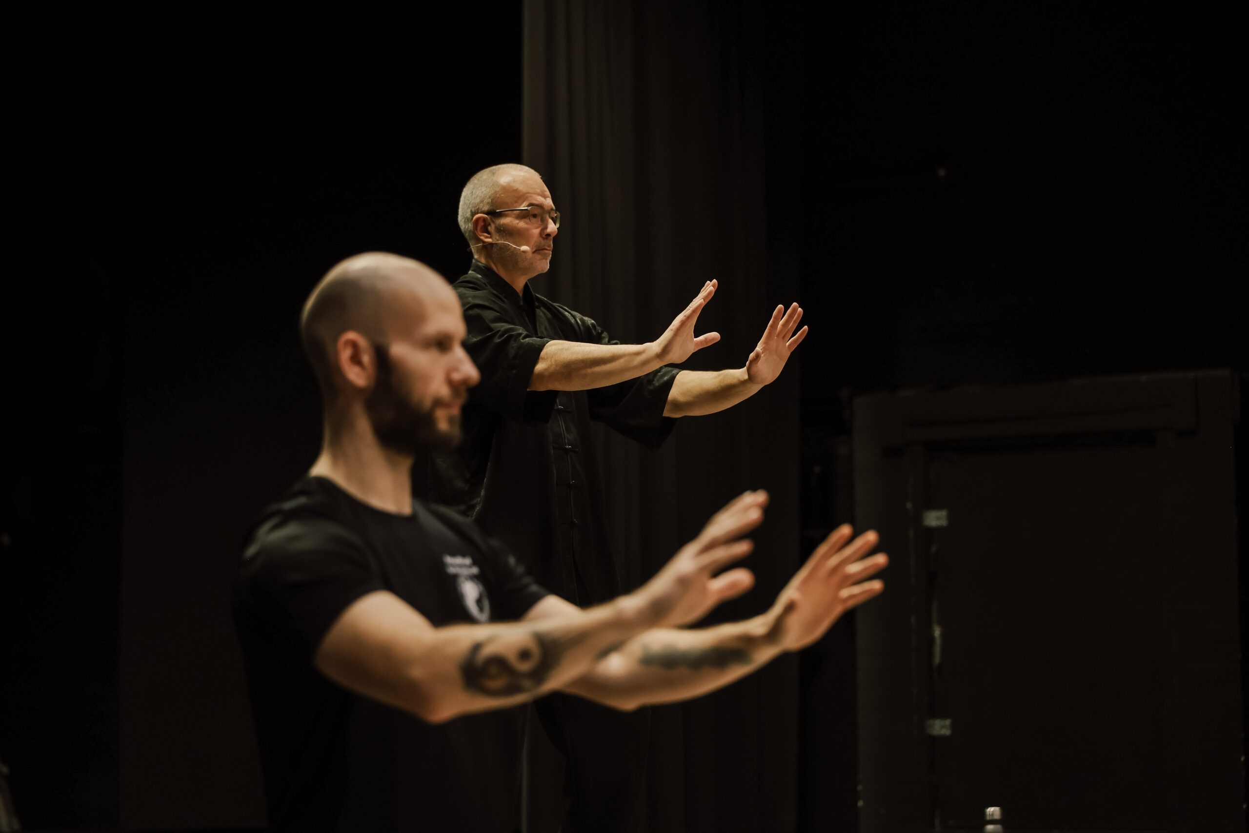 Torben Rif og en elev laver Qigong-&oslash;velse side om side