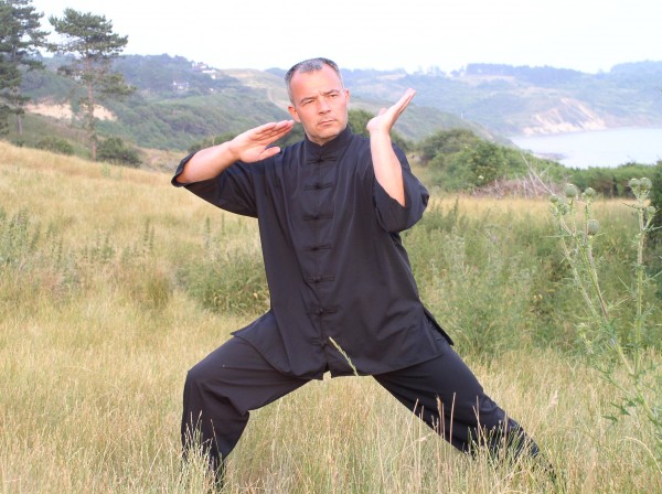 Torben Rif træner Tai Chi i klitterne