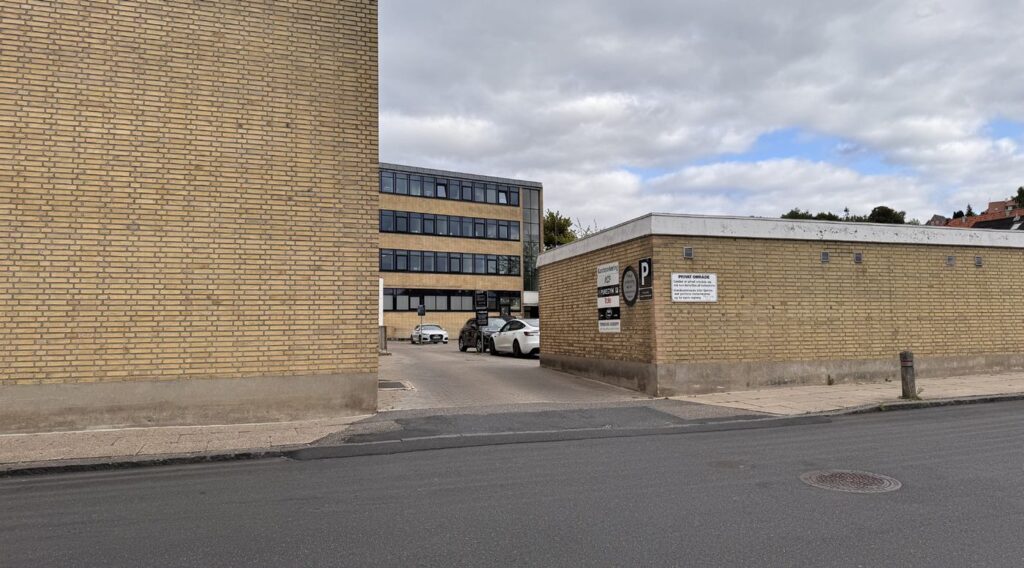 Indgangen til Torben Rif Academy i g&aring;rden p&aring; Damhaven 1B, Vejle
