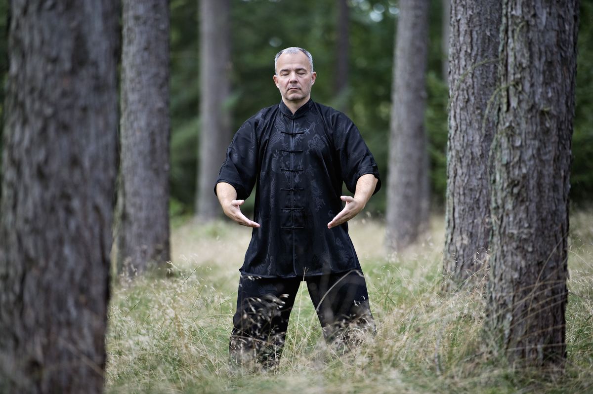 Qigong-&oslash;velse i naturen, rolige h&aring;ndbev&aelig;gelser